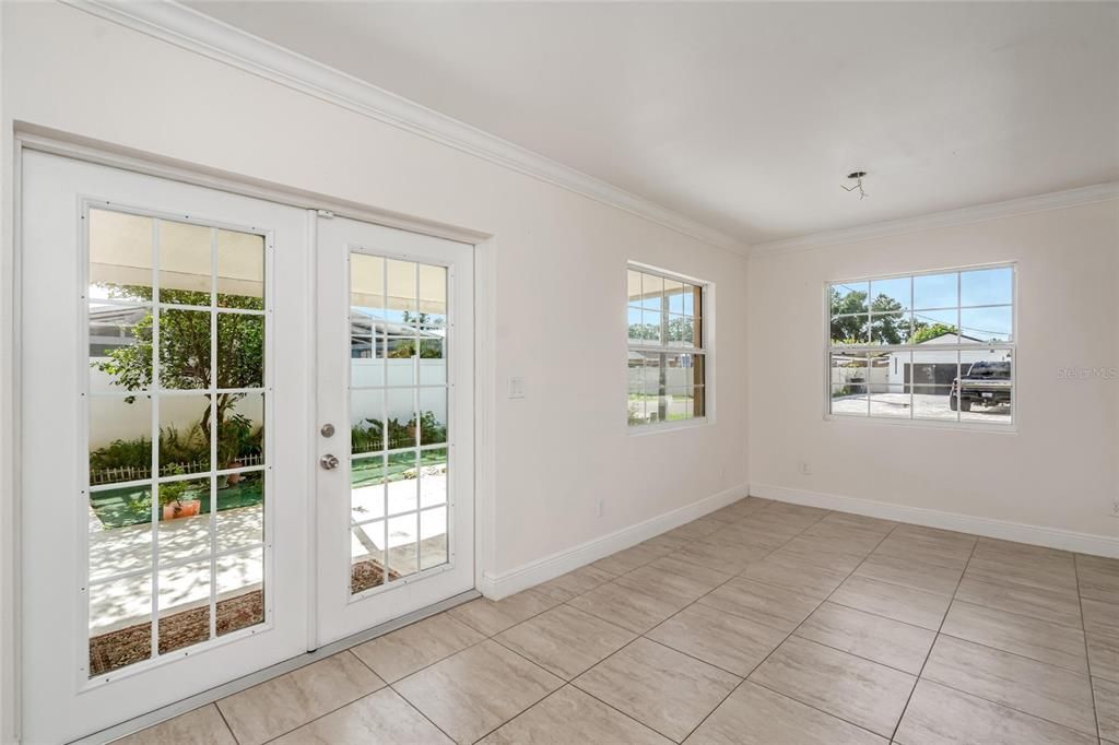 For Sale: $425,000 (2 beds, 1 baths, 1096 Square Feet)