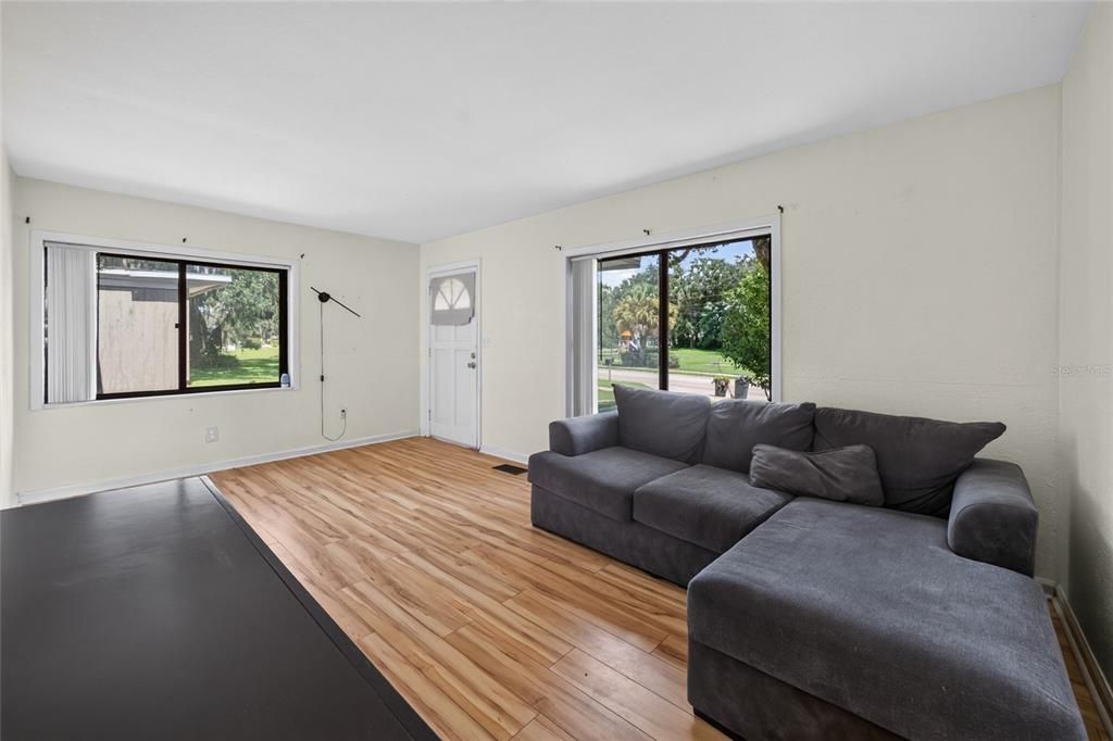 For Sale: $205,000 (2 beds, 1 baths, 1052 Square Feet)