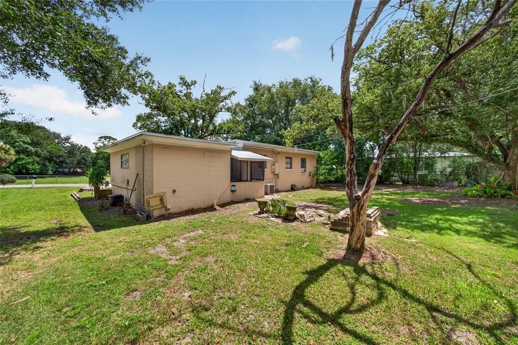 For Sale: $205,000 (2 beds, 1 baths, 1052 Square Feet)