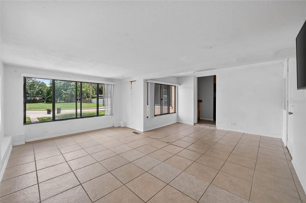 For Sale: $205,000 (2 beds, 1 baths, 1052 Square Feet)