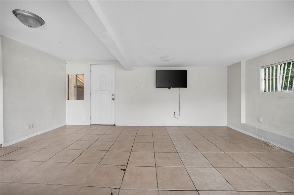 For Sale: $205,000 (2 beds, 1 baths, 1052 Square Feet)