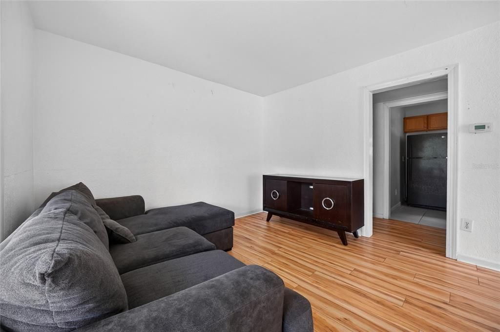 For Sale: $205,000 (2 beds, 1 baths, 1052 Square Feet)