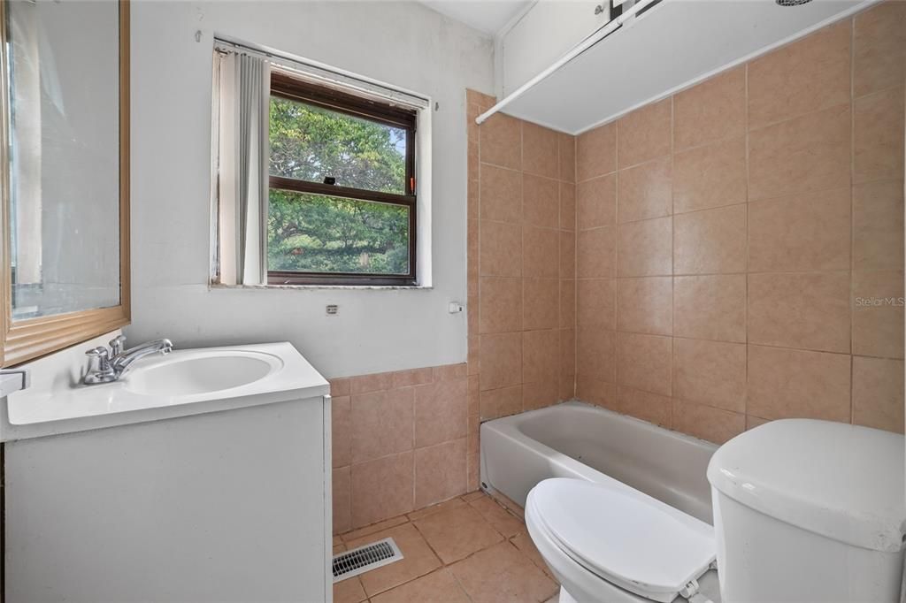 For Sale: $205,000 (2 beds, 1 baths, 1052 Square Feet)