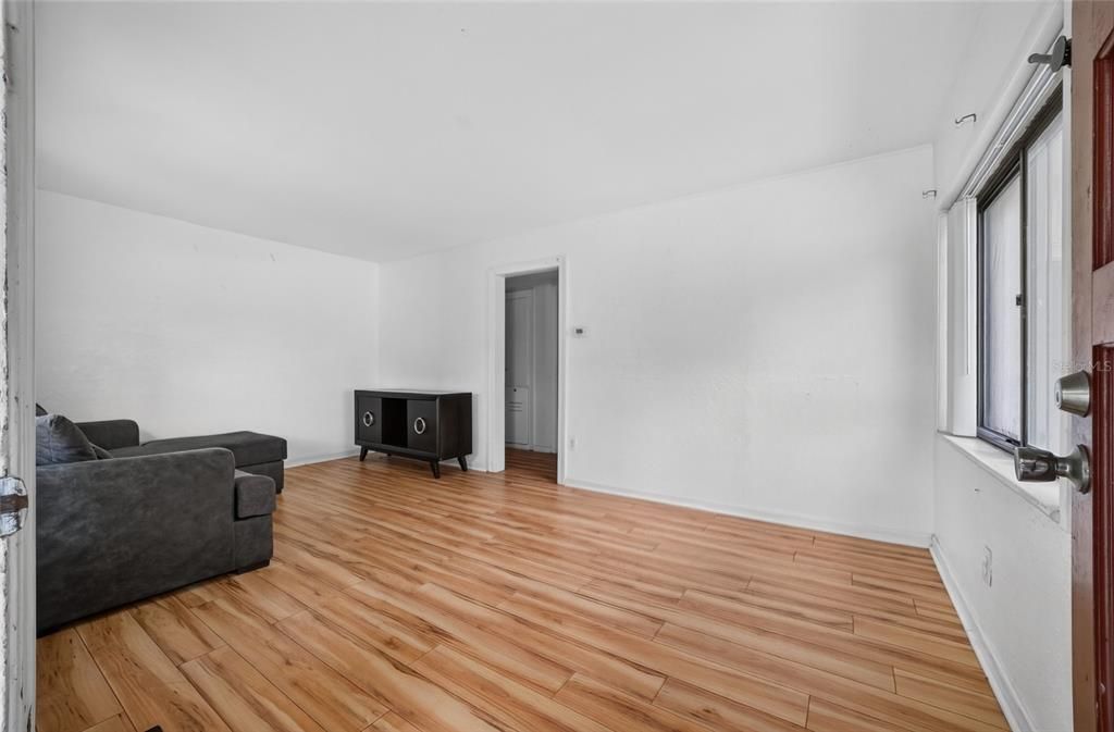 For Sale: $205,000 (2 beds, 1 baths, 1052 Square Feet)