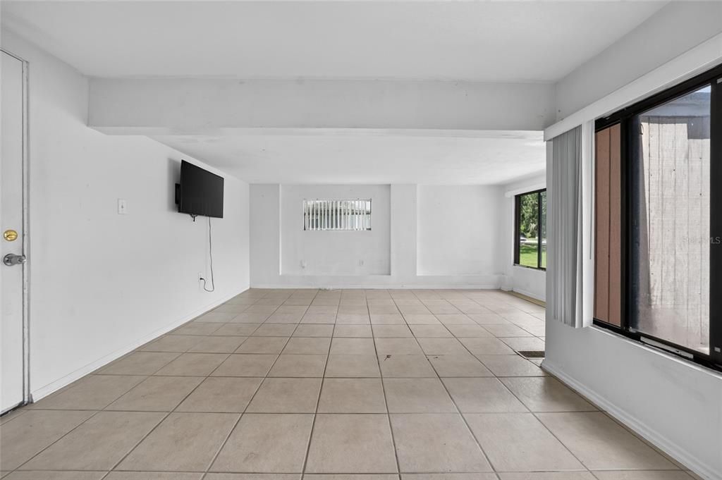 For Sale: $205,000 (2 beds, 1 baths, 1052 Square Feet)