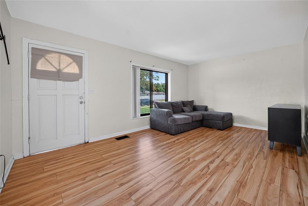 For Sale: $205,000 (2 beds, 1 baths, 1052 Square Feet)