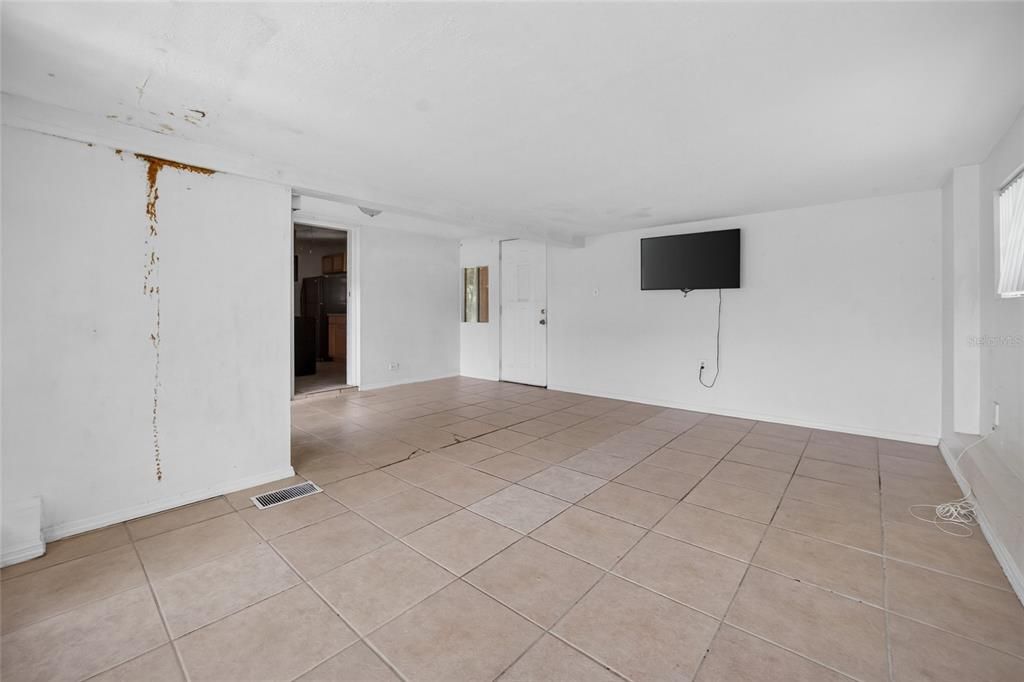 For Sale: $205,000 (2 beds, 1 baths, 1052 Square Feet)