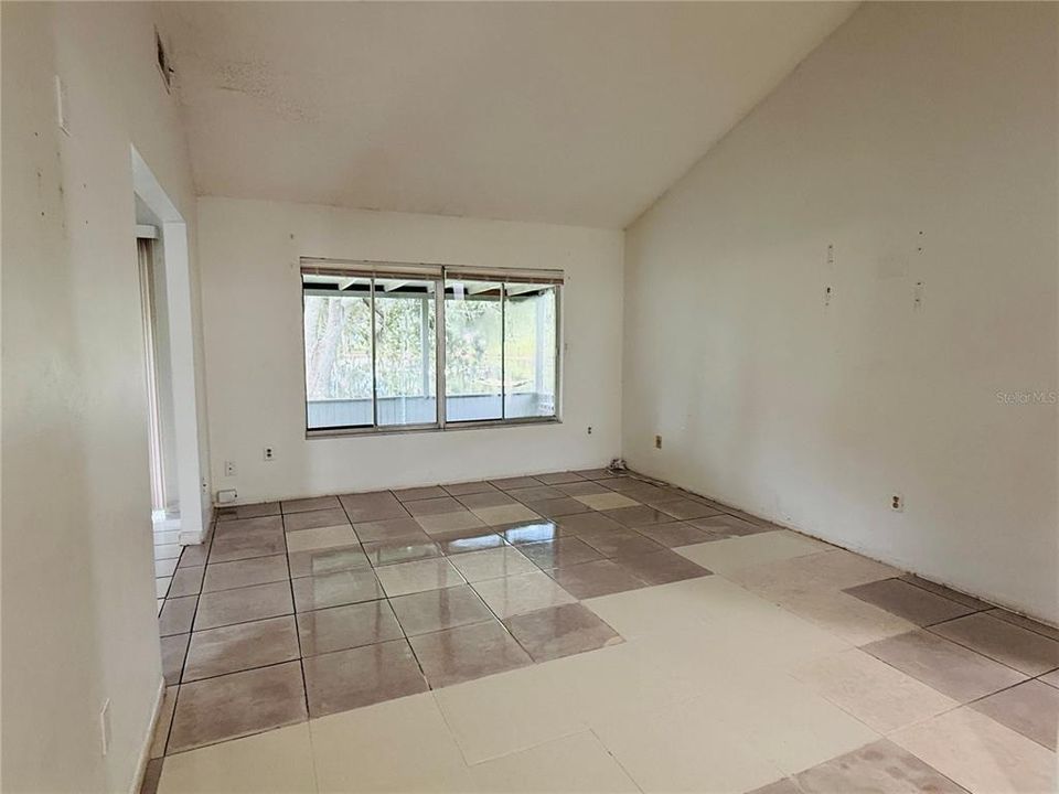 En Renta: $1,800 (4 camas, 2 baños, 1640 Pies cuadrados)