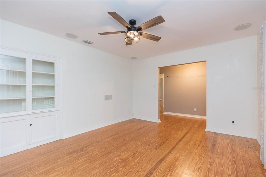 For Sale: $389,900 (3 beds, 3 baths, 2212 Square Feet)