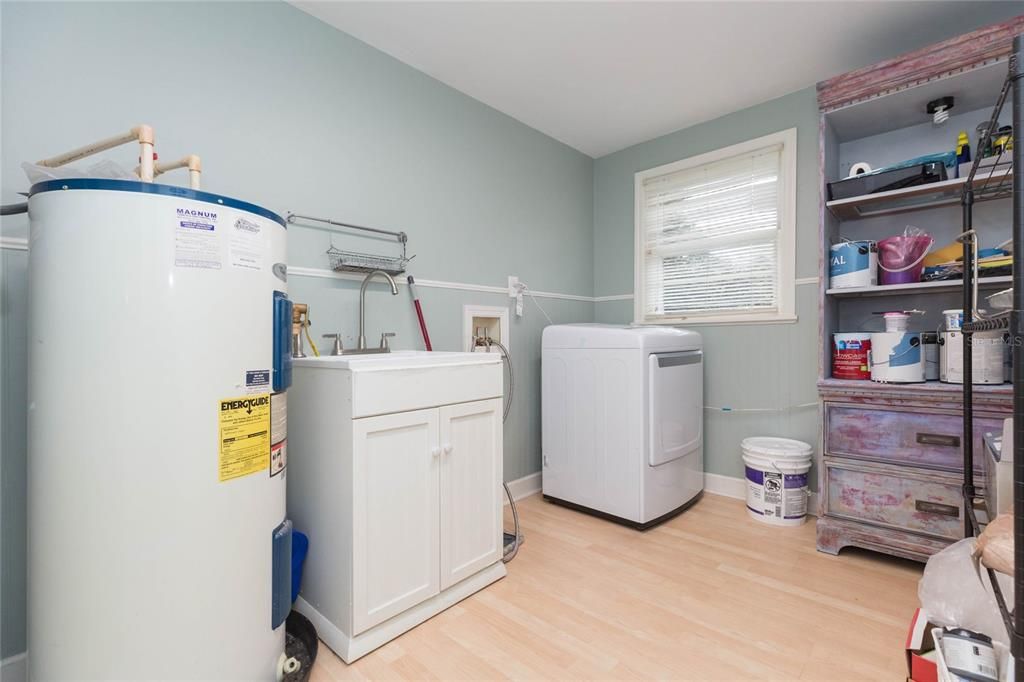 For Sale: $389,900 (3 beds, 3 baths, 2212 Square Feet)