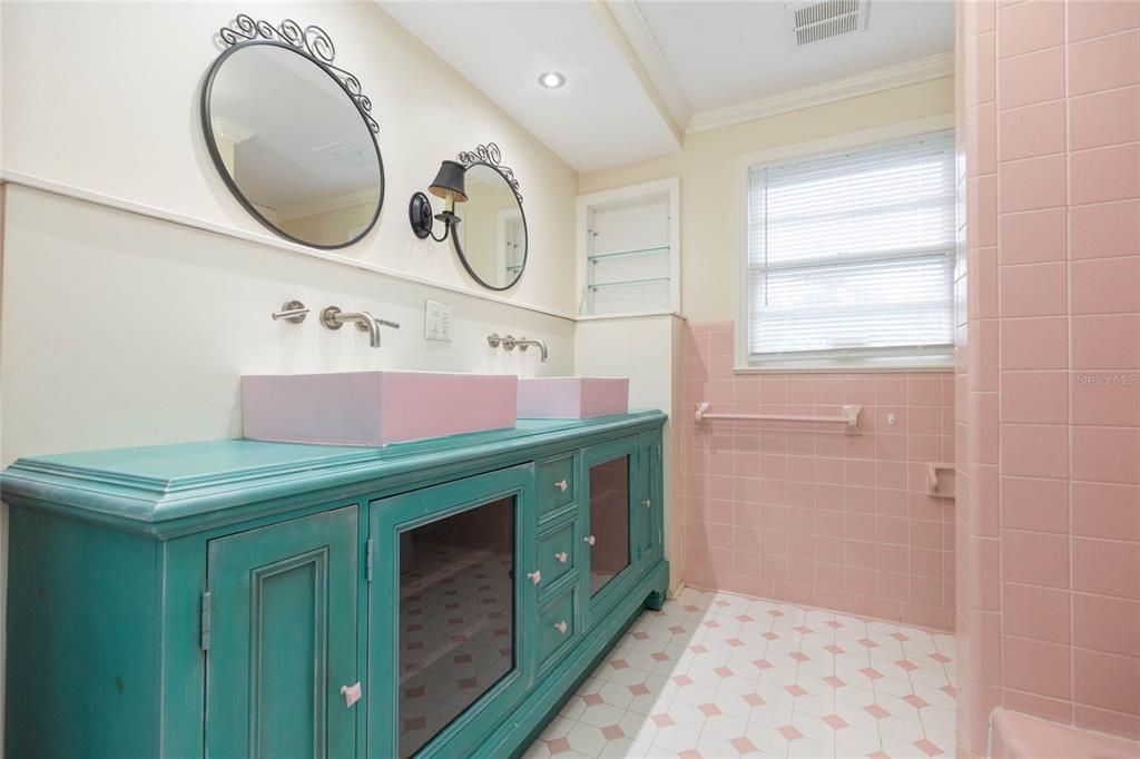 For Sale: $389,900 (3 beds, 3 baths, 2212 Square Feet)