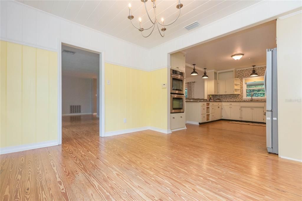 For Sale: $389,900 (3 beds, 3 baths, 2212 Square Feet)