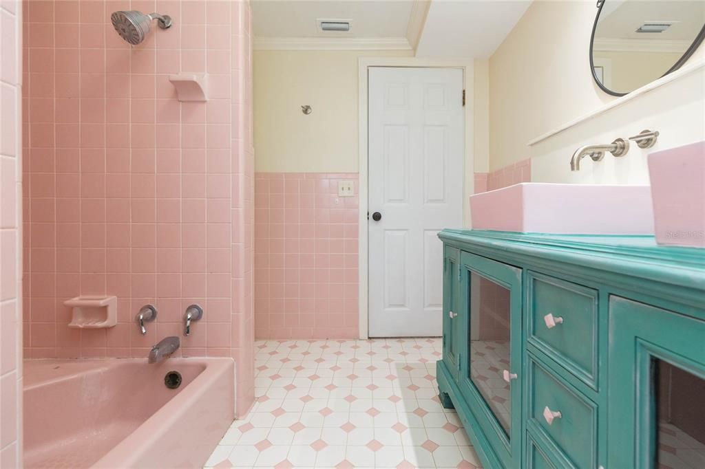 For Sale: $389,900 (3 beds, 3 baths, 2212 Square Feet)