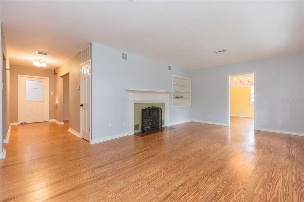 For Sale: $389,900 (3 beds, 3 baths, 2212 Square Feet)