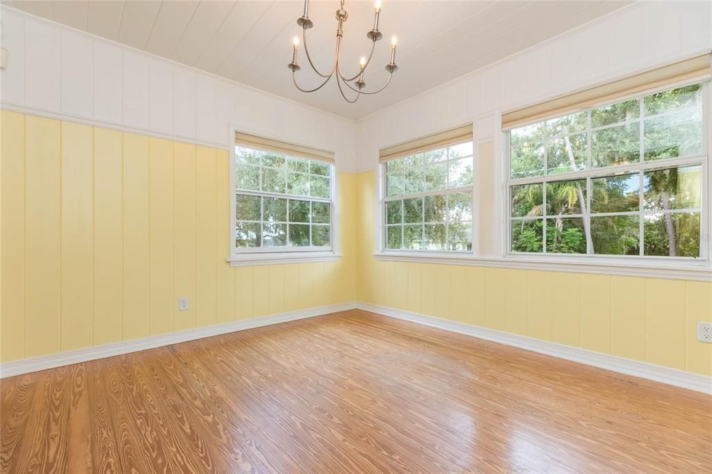 For Sale: $389,900 (3 beds, 3 baths, 2212 Square Feet)