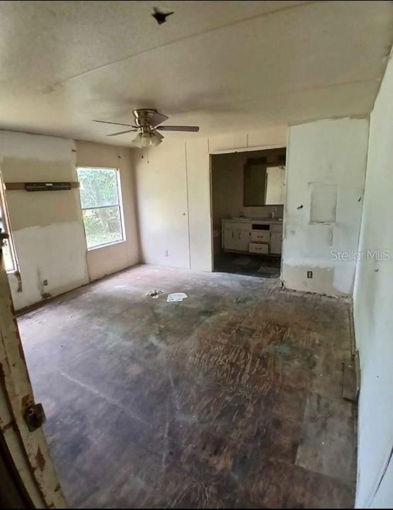 For Sale: $44,900 (3 beds, 2 baths, 988 Square Feet)
