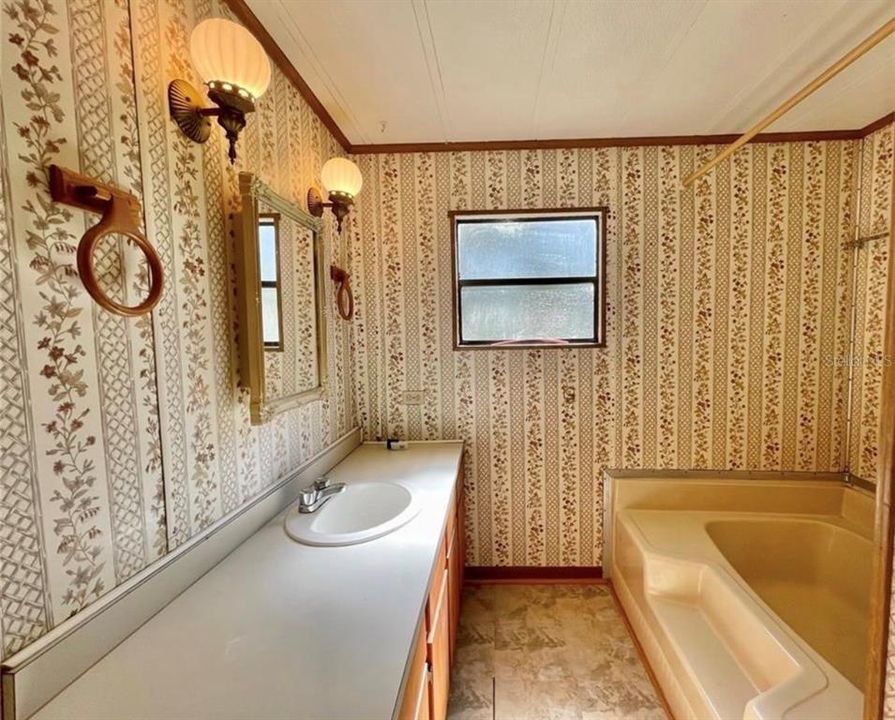 For Sale: $140,000 (2 beds, 1 baths, 896 Square Feet)