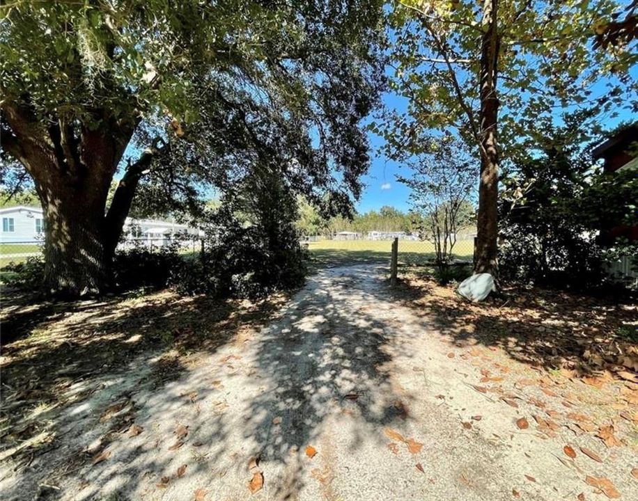 For Sale: $140,000 (2 beds, 1 baths, 896 Square Feet)