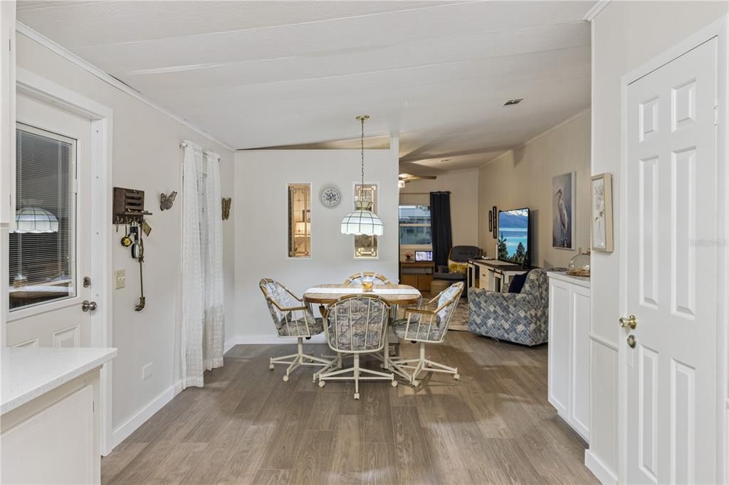 For Sale: $165,000 (2 beds, 2 baths, 1014 Square Feet)