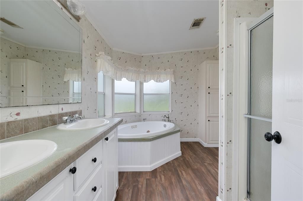 For Sale: $369,000 (4 beds, 2 baths, 1984 Square Feet)