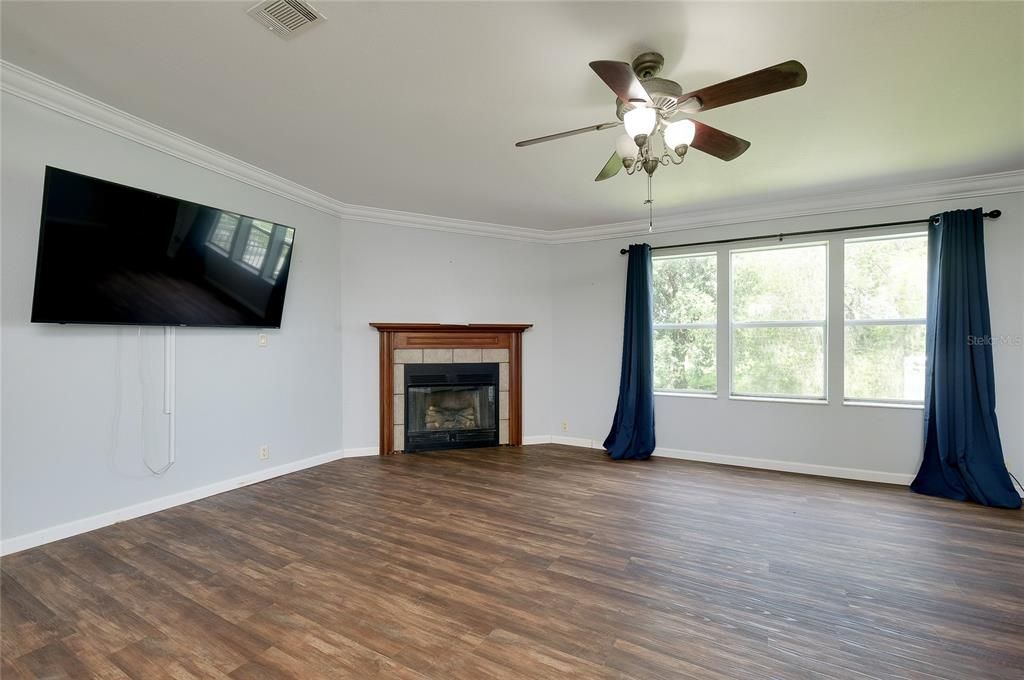 For Sale: $369,000 (4 beds, 2 baths, 1984 Square Feet)