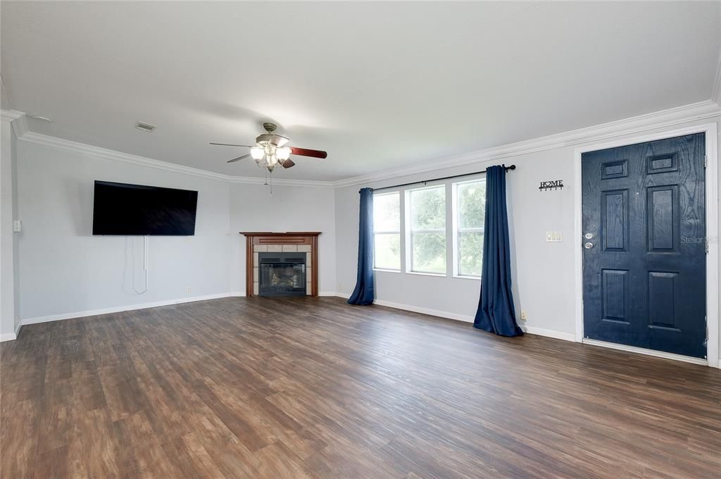 For Sale: $369,000 (4 beds, 2 baths, 1984 Square Feet)