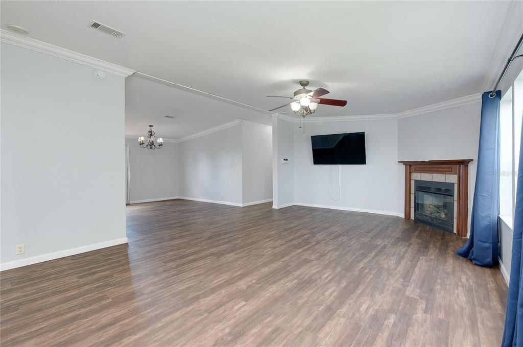 For Sale: $369,000 (4 beds, 2 baths, 1984 Square Feet)