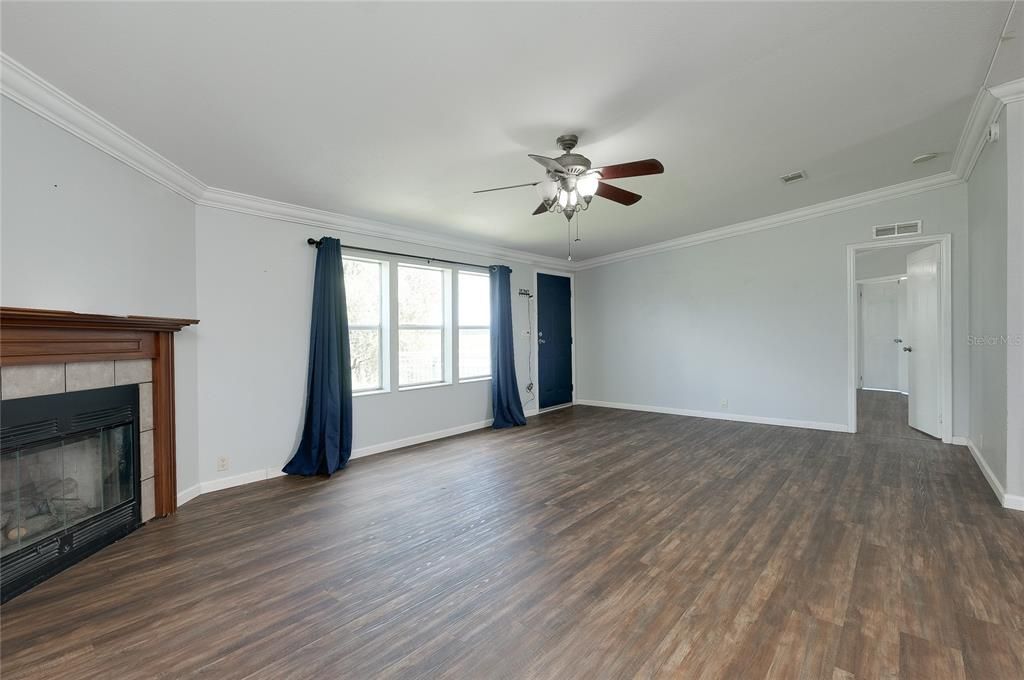For Sale: $369,000 (4 beds, 2 baths, 1984 Square Feet)
