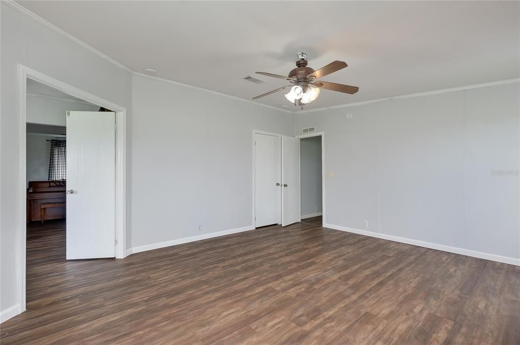 For Sale: $369,000 (4 beds, 2 baths, 1984 Square Feet)