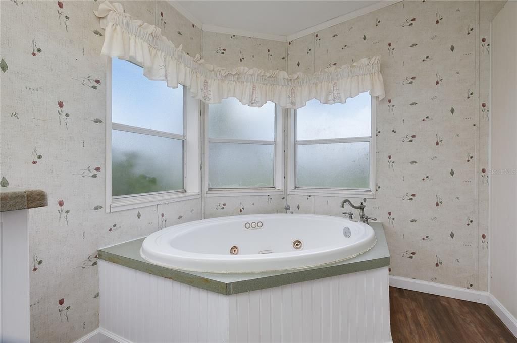 For Sale: $369,000 (4 beds, 2 baths, 1984 Square Feet)