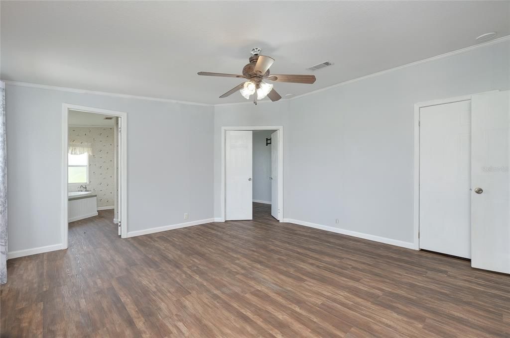 For Sale: $369,000 (4 beds, 2 baths, 1984 Square Feet)