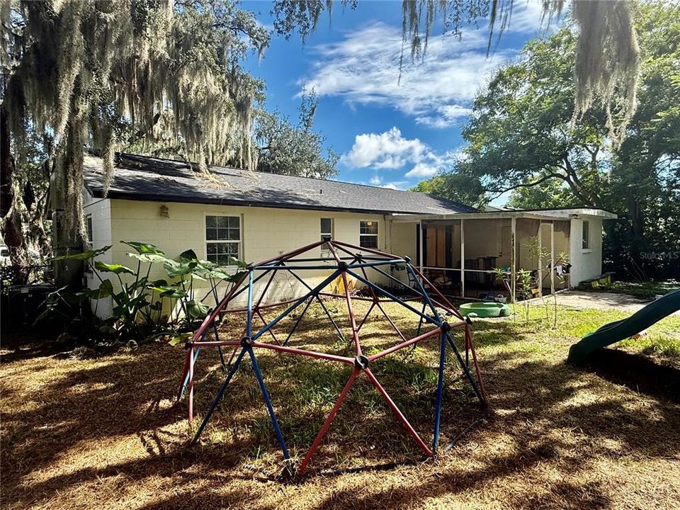 For Sale: $219,900 (2 beds, 1 baths, 960 Square Feet)