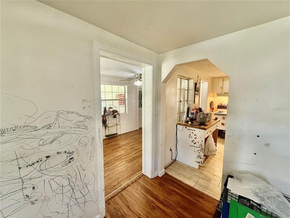 For Sale: $219,900 (2 beds, 1 baths, 960 Square Feet)