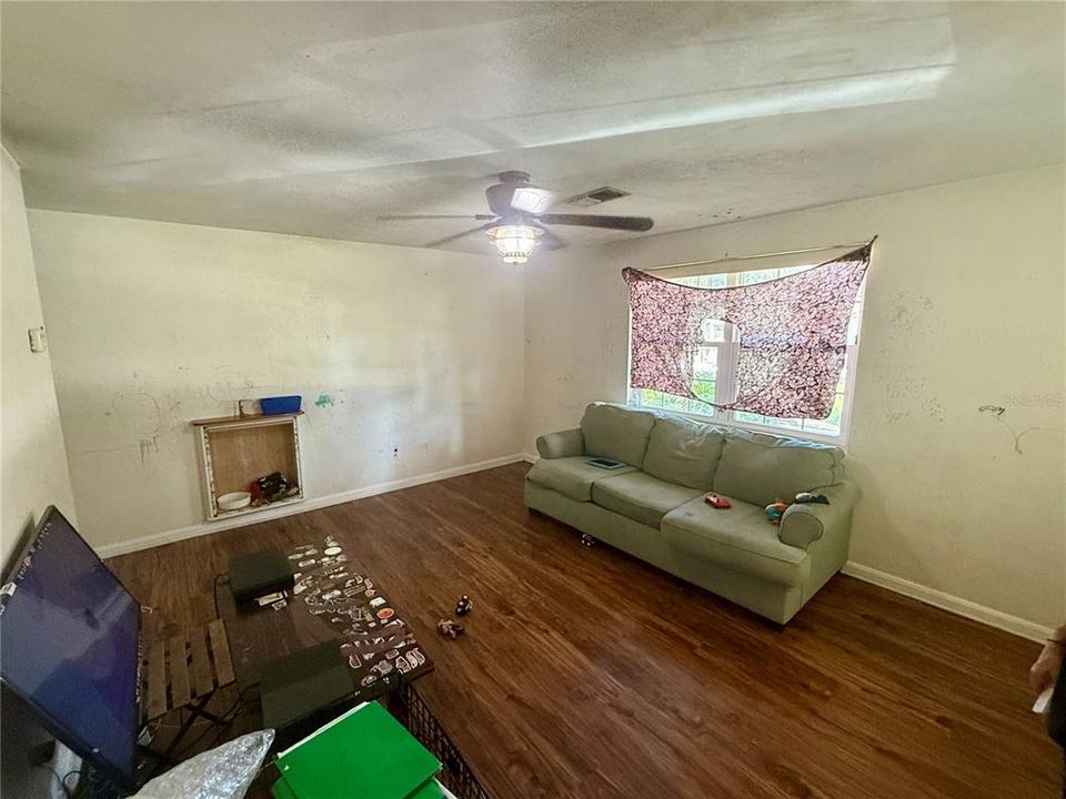 For Sale: $219,900 (2 beds, 1 baths, 960 Square Feet)