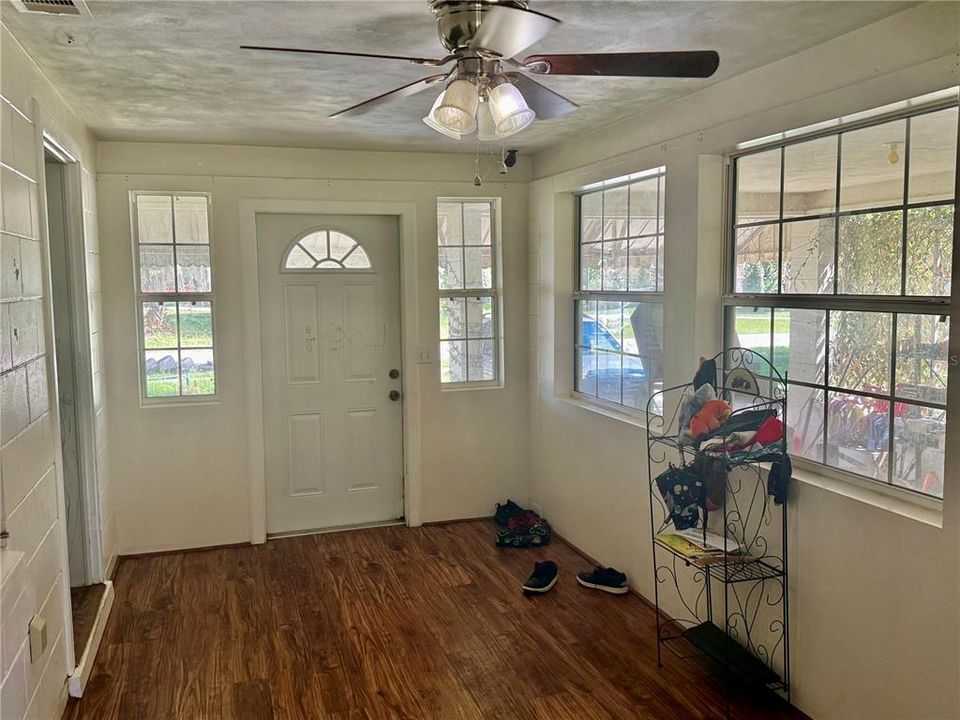 For Sale: $219,900 (2 beds, 1 baths, 960 Square Feet)