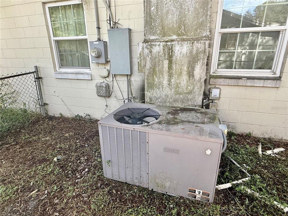 For Sale: $219,900 (2 beds, 1 baths, 960 Square Feet)