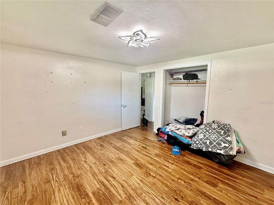 For Sale: $219,900 (2 beds, 1 baths, 960 Square Feet)
