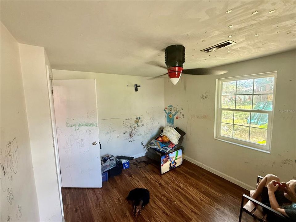 For Sale: $219,900 (2 beds, 1 baths, 960 Square Feet)