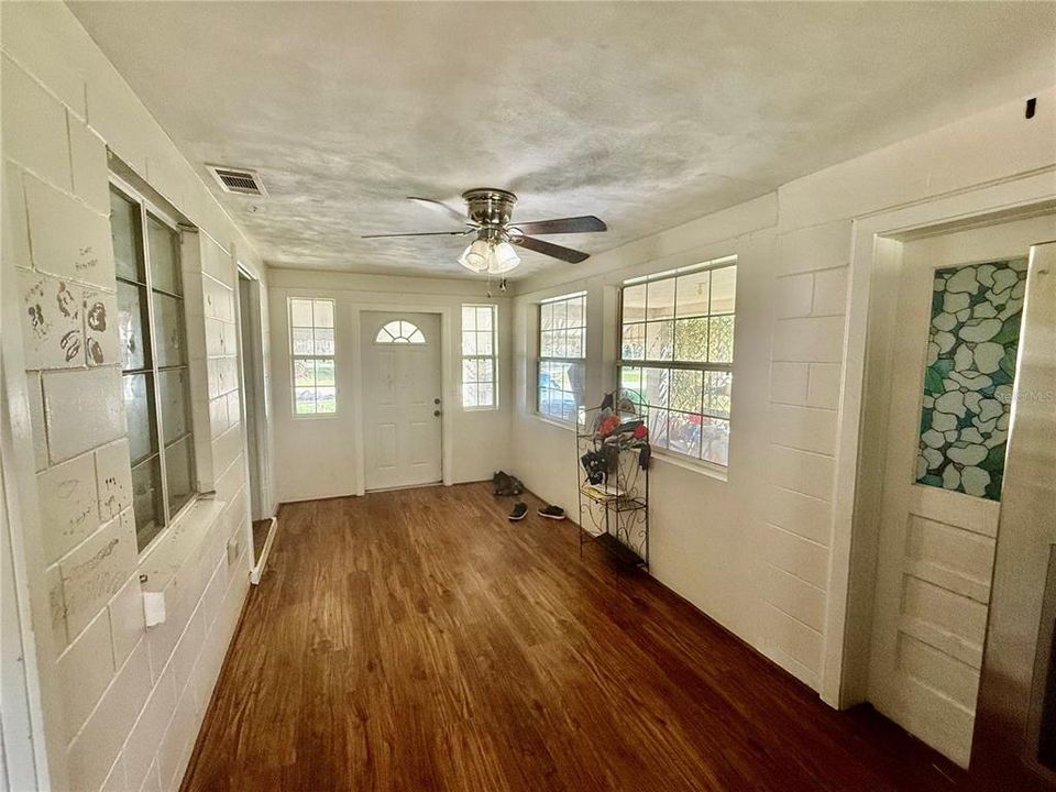 For Sale: $219,900 (2 beds, 1 baths, 960 Square Feet)