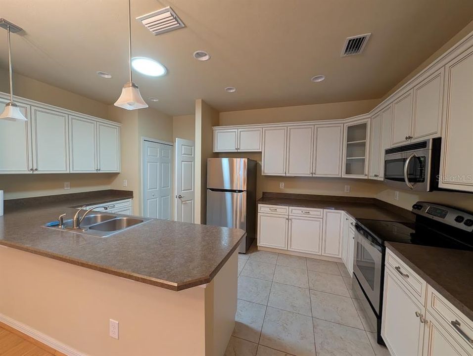 For Rent: $2,300 (3 beds, 2 baths, 1701 Square Feet)