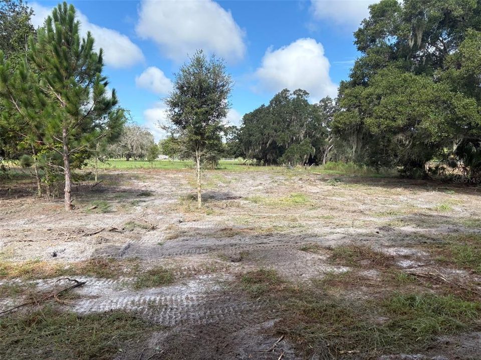 На продажу: $889,000 (11.20 acres)