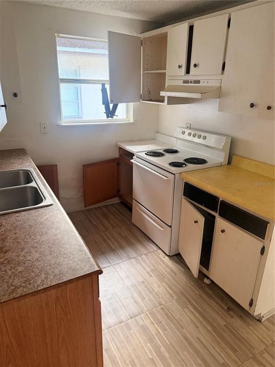 For Sale: $159,000 (2 beds, 1 baths, 958 Square Feet)