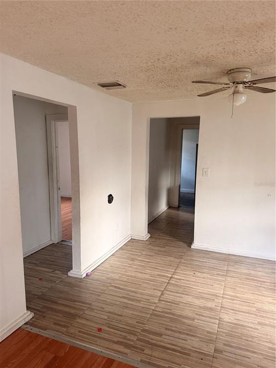 For Sale: $159,000 (2 beds, 1 baths, 958 Square Feet)