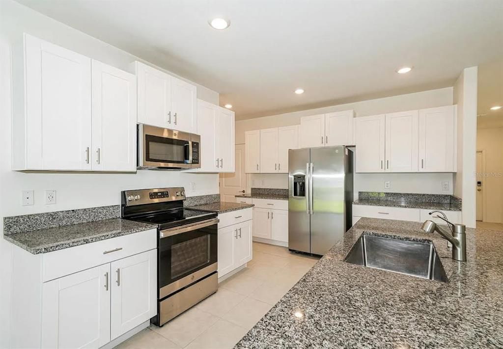 For Rent: $2,900 (6 beds, 3 baths, 3092 Square Feet)