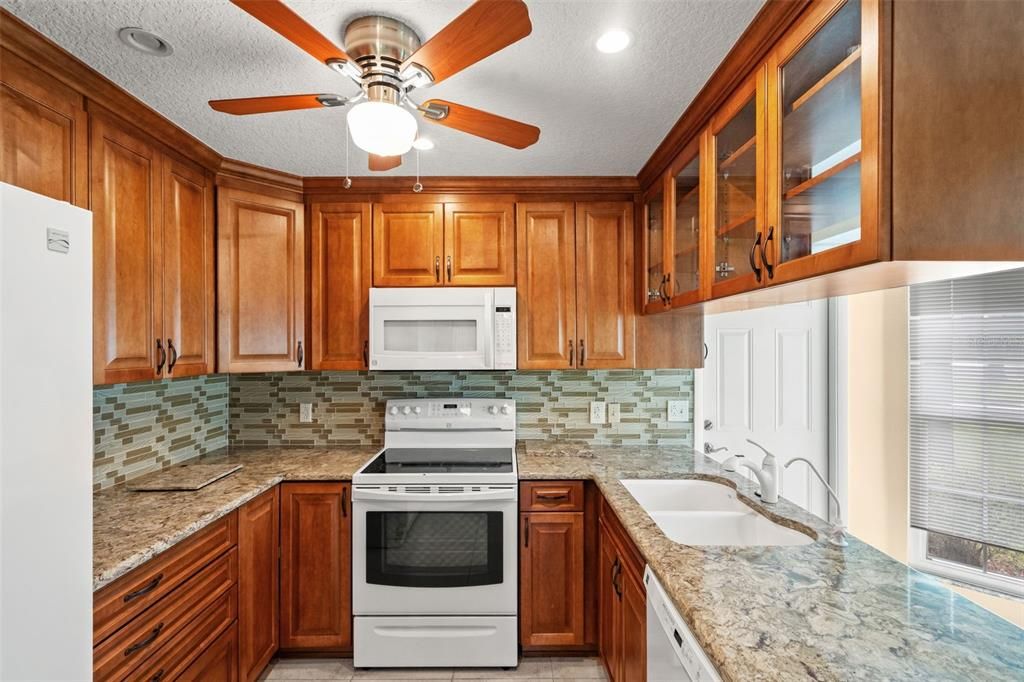 For Sale: $229,700 (2 beds, 2 baths, 1369 Square Feet)
