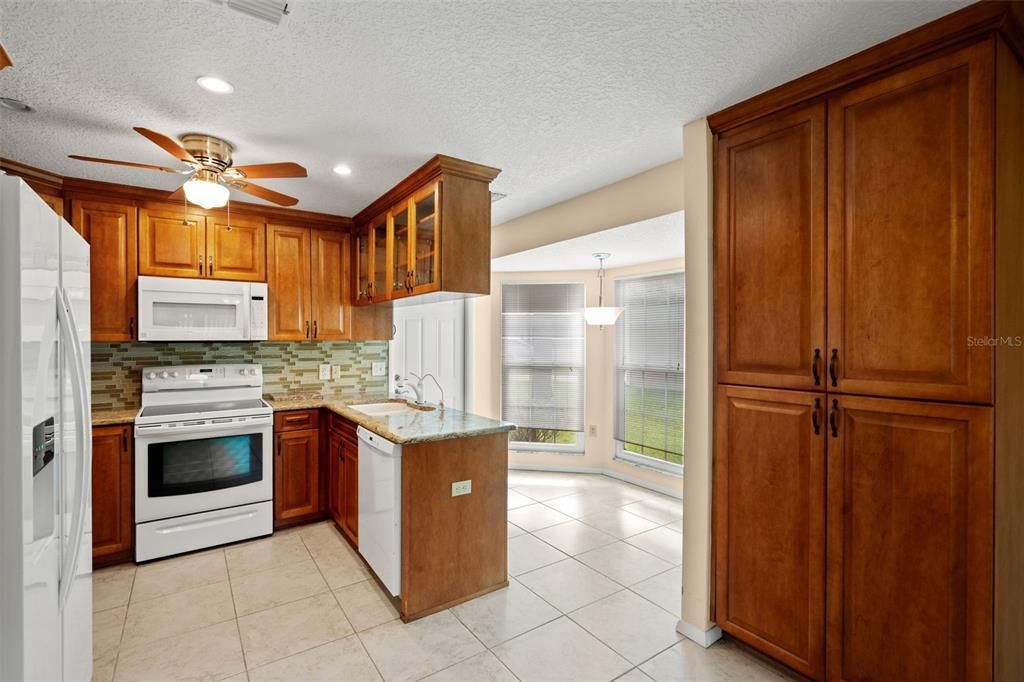 For Sale: $229,700 (2 beds, 2 baths, 1369 Square Feet)
