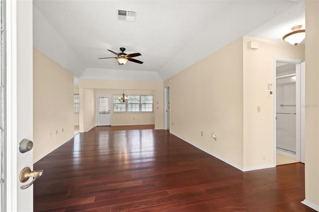 For Sale: $229,700 (2 beds, 2 baths, 1369 Square Feet)