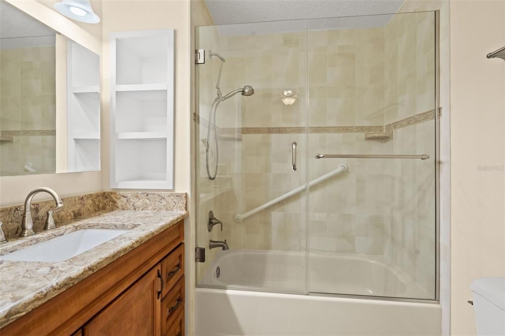 For Sale: $229,700 (2 beds, 2 baths, 1369 Square Feet)