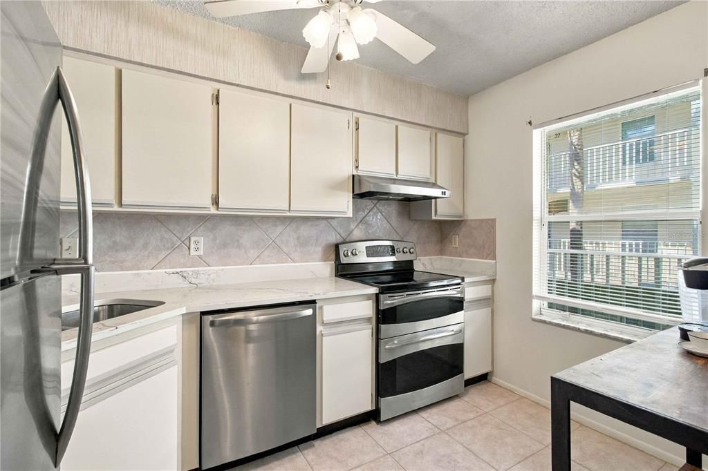 For Sale: $165,000 (2 beds, 2 baths, 941 Square Feet)