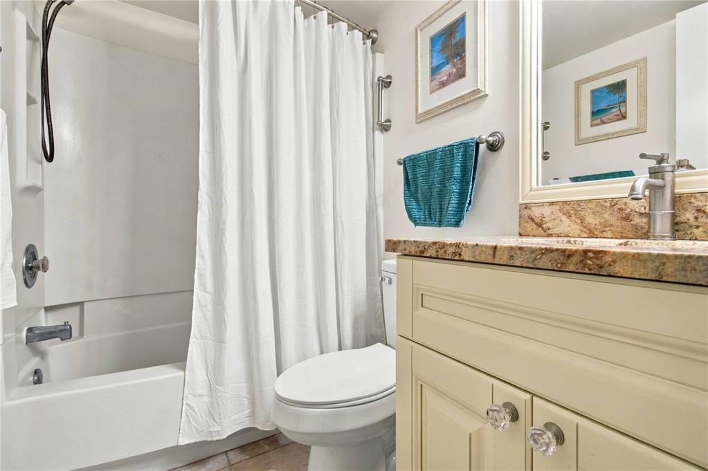 For Sale: $165,000 (2 beds, 2 baths, 941 Square Feet)